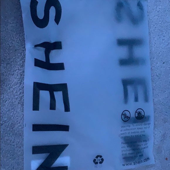 Nice solid ribbed cropped tee right out of the bag - Picture 3 of 3